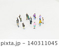 一人を取り囲んだミニチュアの人々 140311045