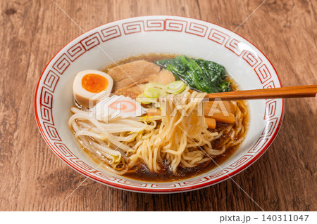 普通のラーメン Food of soy sauce ramen Japan 普通のラーメン Food of soy sauce ramen Japan 140311047