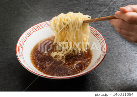 普通のラーメン Food of soy sauce ramen Japan 普通のラーメン Food of soy sauce ramen Japan 140311084
