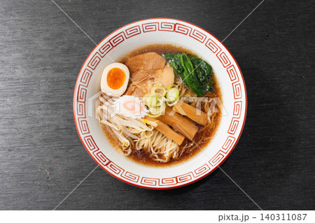 普通のラーメン Food of soy sauce ramen Japan 普通のラーメン Food of soy sauce ramen Japan 140311087