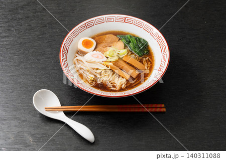 普通のラーメン Food of soy sauce ramen Japan 普通のラーメン Food of soy sauce ramen Japan 140311088