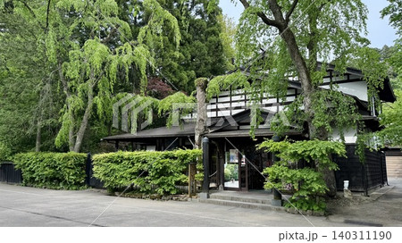 五月晴れの青空と新緑の木立に彩られた土産物屋「いしばし民芸」〈武家屋敷通り/秋田県仙北市角館町〉 五月晴れの青空と新緑の木立に彩られた土産物屋「いしばし民芸」〈武家屋敷通り/秋田県仙北市角館町〉 140311190