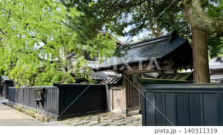 薬医門と黒板塀が新緑に映える武家屋敷「河原田家」の門構え〈武家屋敷通り/秋田県仙北市角館町〉 薬医門と黒板塀が新緑に映える武家屋敷「河原田家」の門構え〈武家屋敷通り/秋田県仙北市角館町〉 140311319