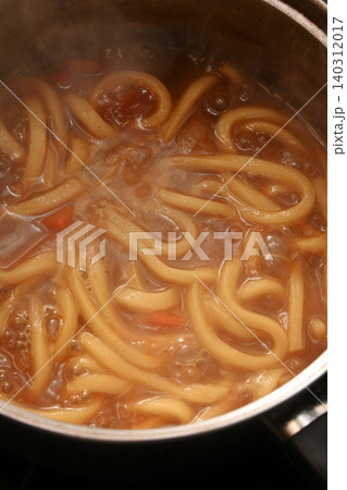 鍋に入ったカレーうどん 鍋に入ったカレーうどん 140312017