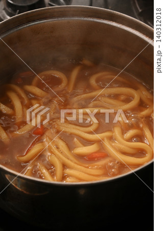 鍋に入ったカレーうどん 鍋に入ったカレーうどん 140312018