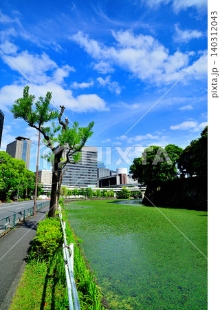 東京 新緑の綺麗な清水濠とその周辺の街並み 東京 新緑の綺麗な清水濠とその周辺の街並み 140312043