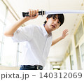刀を振りかざす男子学生 140312069