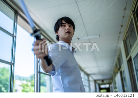 廊下で刀を構える男性 廊下で刀を構える男性 140312121