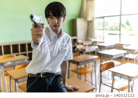 銃を構える若い男性 銃を構える若い男性 140312122