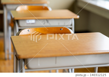 並んだ学校の机 並んだ学校の机 140312125