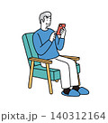 椅子に座ってスマホを使うシニア男性のイラスト 自宅・くつろぎ・デジタルライフ 椅子に座ってスマホを使うシニア男性のイラスト 自宅・くつろぎ・デジタルライフ 140312164
