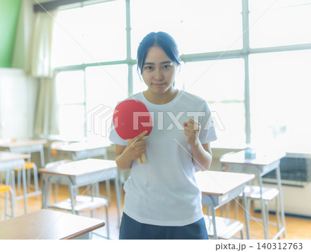 卓球ラケットを持つ挑戦的な女性 卓球ラケットを持つ挑戦的な女性 140312763