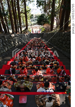 雛人形が並ぶ石段雛飾り 雛人形が並ぶ石段雛飾り 140312795