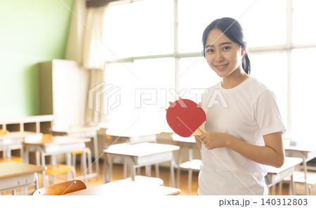 卓球ラケットを持つ女性 140312803