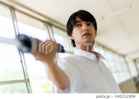 廊下で刀を構える少年 廊下で刀を構える少年 140312804