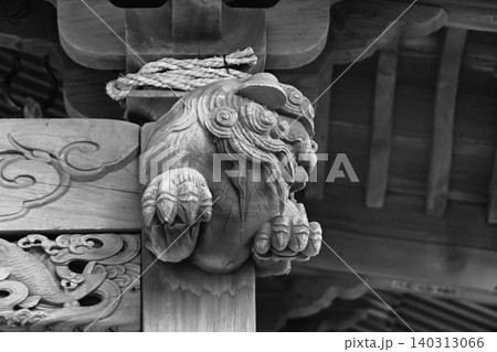素盞鳴神社の木彫り狛犬 素盞鳴神社の木彫り狛犬 140313066