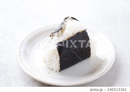 おにぎり - 炊き立てのごはんで握った、おいしそうなにぎりめし おにぎり - 炊き立てのごはんで握った、おいしそうなにぎりめし 140313161