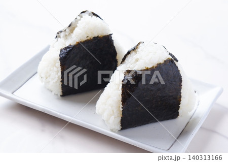 おにぎり - 炊き立てのごはんで握った、おいしそうなにぎりめし おにぎり - 炊き立てのごはんで握った、おいしそうなにぎりめし 140313166