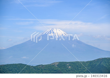 青空と雪化粧の富士山 青空と雪化粧の富士山 140313416