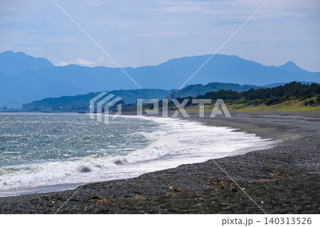 海岸と山々の風景 海岸と山々の風景 140313526