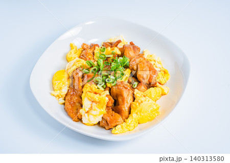 鶏肉のてりたま 甘辛照り焼きチキンと卵を炒めた和風おかずの写真 鶏肉のてりたま 甘辛照り焼きチキンと卵を炒めた和風おかずの写真 140313580