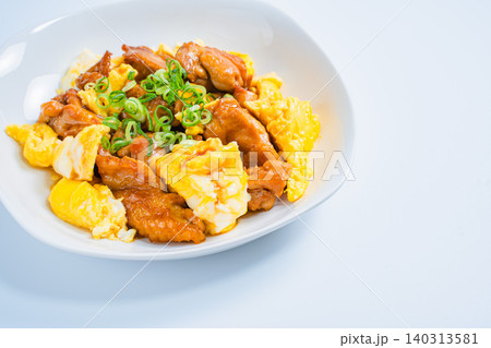 鶏肉のてりたま 甘辛照り焼きチキンと卵を炒めた和風おかずの写真 鶏肉のてりたま 甘辛照り焼きチキンと卵を炒めた和風おかずの写真 140313581