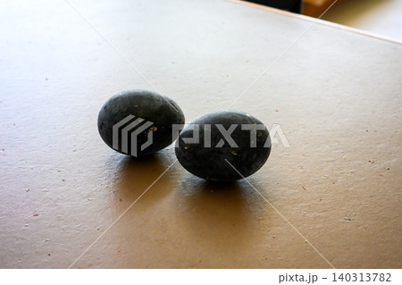 テーブルの上の黒い果物 テーブルの上の黒い果物 140313782