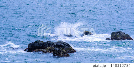 荒波に洗われる海岸の岩 荒波に洗われる海岸の岩 140313784