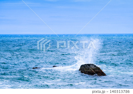 海に浮かぶ岩と波 海に浮かぶ岩と波 140313786
