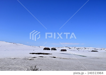 ハダンゲルヴィッダ高原の雪原に埋もれたヒュッタ 140313964