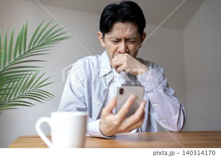 老眼でスマホの画面が見にくいミドル男性 老眼でスマホの画面が見にくいミドル男性 140314170