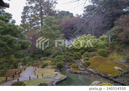 京都東山【青蓮院門跡】雨に濡れた風情ある庭園:京都府京都市東山区 京都東山【青蓮院門跡】雨に濡れた風情ある庭園:京都府京都市東山区 140314508