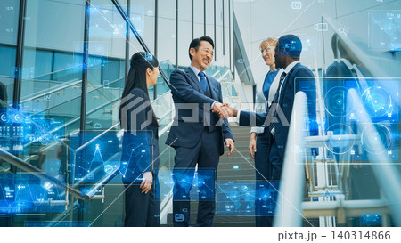 握手する多国籍ビジネスパーソンのグループとデジタルテクノロジー 握手する多国籍ビジネスパーソンのグループとデジタルテクノロジー 140314866