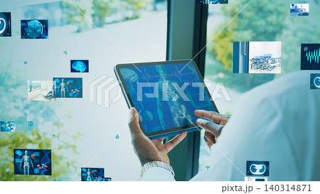 タブレットで医療データを見る人々 タブレットで医療データを見る人々 140314871