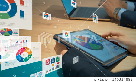 タブレットを見ながら会議するビジネスパーソンとビジネスデータ タブレットを見ながら会議するビジネスパーソンとビジネスデータ 140314883