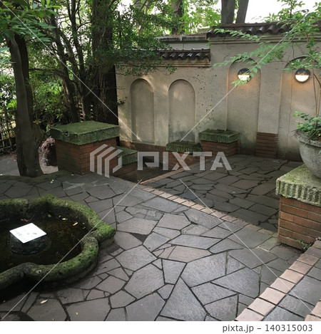 美術館の苔と池と石畳と白壁の小庭 美術館の苔と池と石畳と白壁の小庭 140315003