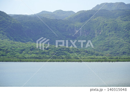 沖縄県_西表島_船浦湾とピナイサーラの滝 沖縄県_西表島_船浦湾とピナイサーラの滝 140315048