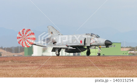 着陸する航空自衛隊F-4EJ改ファントムⅡ 140315254