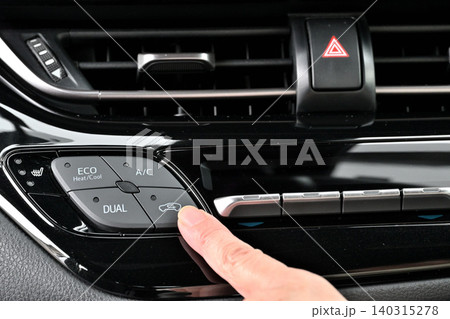 車内循環のスイッチを押す女性の指 車内循環のスイッチを押す女性の指 140315278