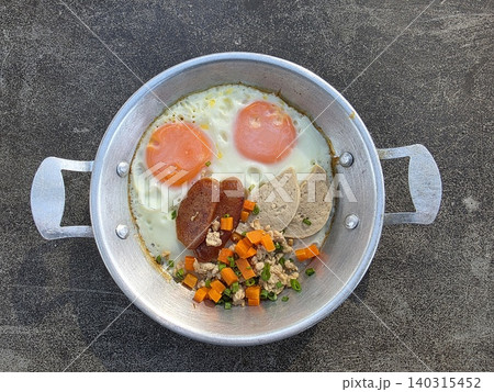Pan-fried eggs with toppings Pan-fried eggs with toppings 140315452