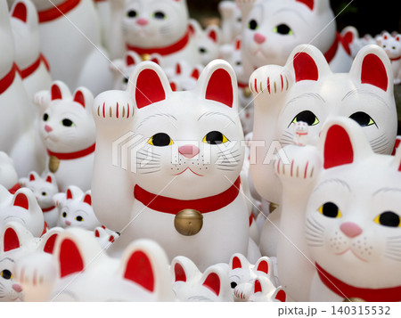 豪徳寺に並ぶ招き猫 東京都 豪徳寺に並ぶ招き猫 東京都 140315532