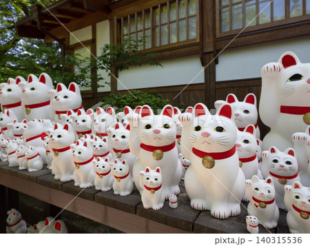 豪徳寺に並ぶ招き猫 東京都 豪徳寺に並ぶ招き猫 東京都 140315536
