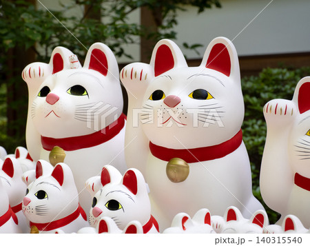 豪徳寺に並ぶ招き猫 東京都 豪徳寺に並ぶ招き猫 東京都 140315540
