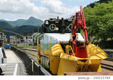 駅構内に停まっているラッセル車 駅構内に停まっているラッセル車 140315784