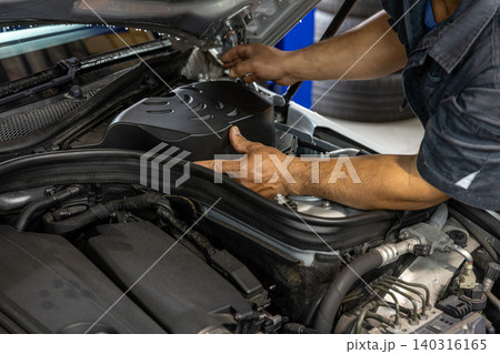 自動車整備工場で作業する整備士　車両点検とメンテナンス 140316165