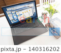 パソコンでの検索作業中のデスク 140316202