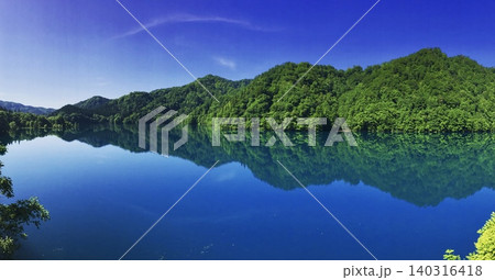 6月の秋田県・仙北市 秋扇湖の止水鏡面 ─ 東北が一瞬だけ見せる、生命の鏡 6月の秋田県・仙北市 秋扇湖の止水鏡面 ─ 東北が一瞬だけ見せる、生命の鏡 140316418