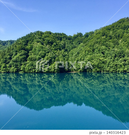 止水鏡面 ─ 一期一会の静寂 東北・秋扇湖の朝 止水鏡面 ─ 一期一会の静寂 東北・秋扇湖の朝 140316423