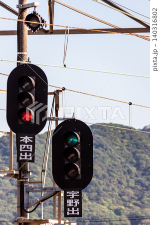 晴天の下に並ぶ列車の出発信号機 鉄道インフラと運行管理のイメージのクローズアップ 晴天の下に並ぶ列車の出発信号機 鉄道インフラと運行管理のイメージのクローズアップ 140316802