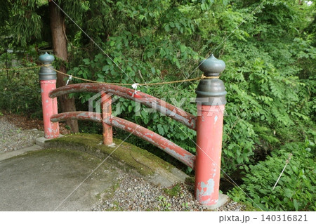 神社につながる参道に架かる橋 神社につながる参道に架かる橋 140316821